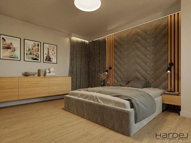 sypialnia cieple światło przytulnie szare panele na ścianie szare łóżko