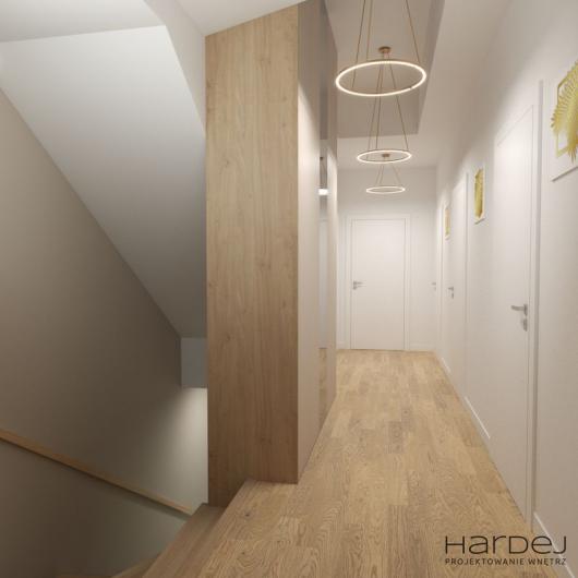 11-korytarz-jasne-kolory-drewno